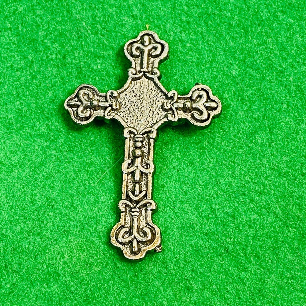 🔥  FREE w PURCHASE 🔥 Vintage 90s/00s Silver Cross Pin